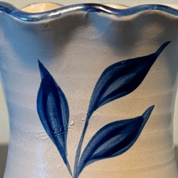 Williamsburg Pottery Salt Glaze Pottery Ruffled Rim Vase w/ Cobalt Blue Flower - Picture 3 of 13